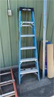 WERNER 6FT FIBERGLASS STEP LADDER, BLUE