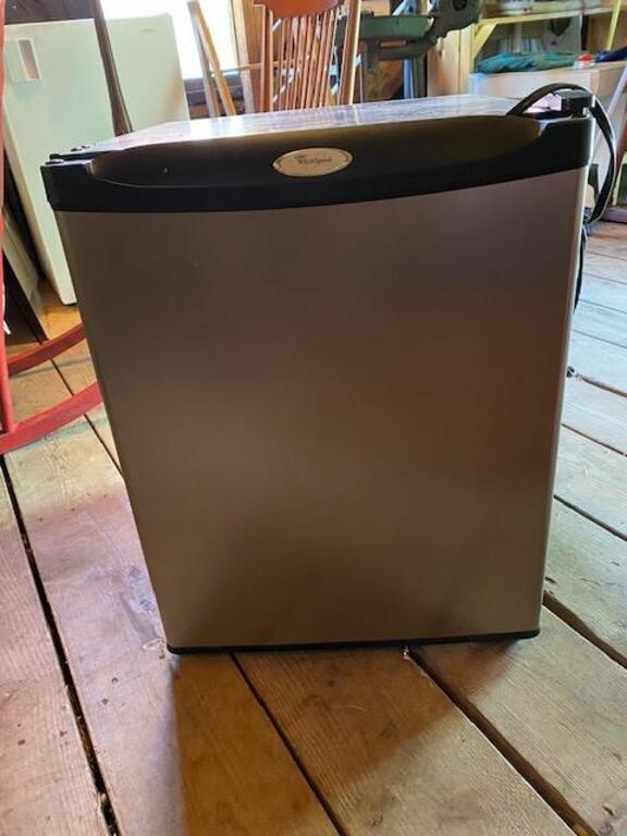 Whirlpool/Stainless Front Dorm Fridge