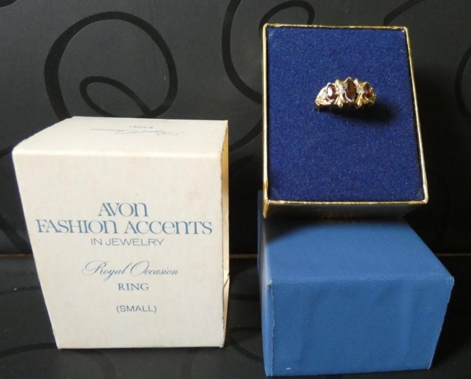 E2) Vintage avon 1973 Royal occasion ring (sm)