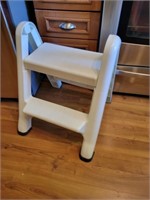 RUBBERMAID STEP STOOL