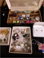 VINTAGE EARRINGS AND OTHER TRAY LOT