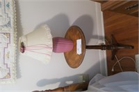 Lot, pair of lamps, 14" round pedestal table,