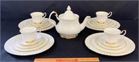 DESIRABLE ROYAL ALBERT VAL D’OR 4 PLACE SETTING W