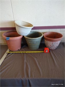 4 plastic flower pots