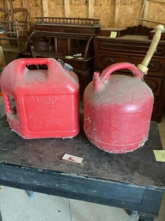 Plastic 5 gallon gas tanks