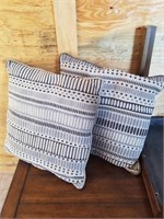 Decorative Pillows (1 pic)