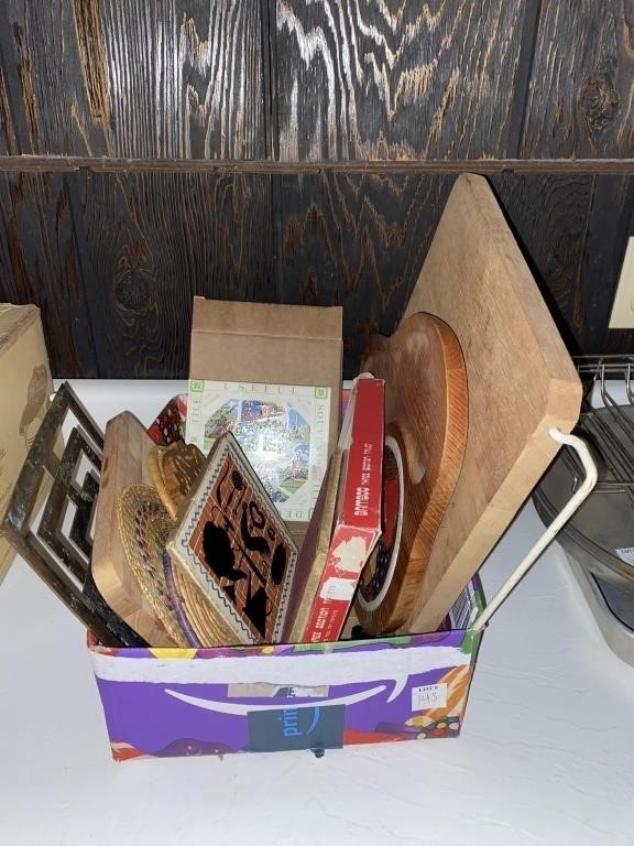 HOME DECOR LOT INCLUDING TRIVETS, CUTTING BOARDS,