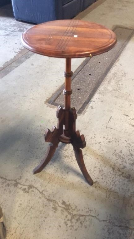 Round carved legs plant table