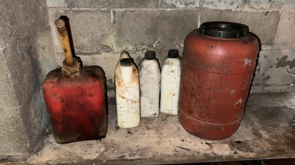 Lot of oil cans, a gas can etc