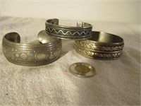 Lot de bracelets en métal