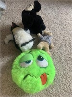 PILLOW AND STUFFED ANIMALS