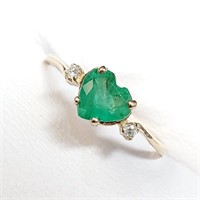 $1200 10K  Emerald(0.6ct) 2 Diamonds(0.03ct) Ring