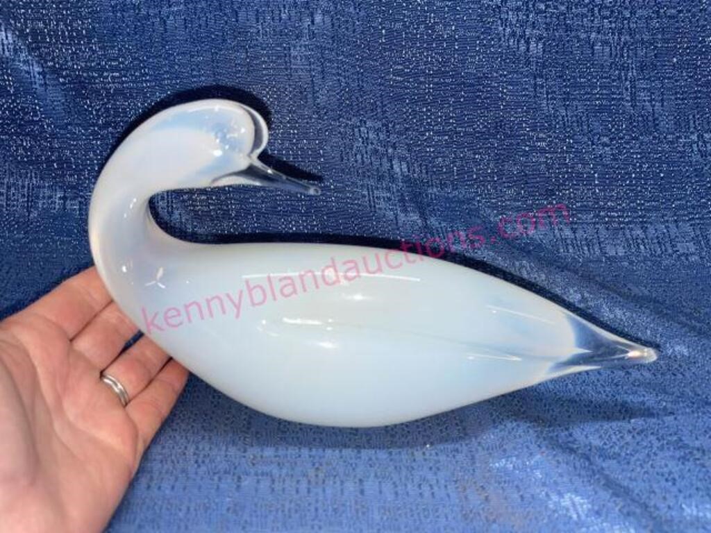 Handcrafted Silvestri opalescent art glass swan