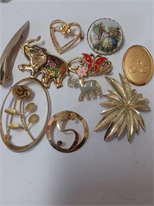 Lot of Gold Tone Vtg. Brooches to Include