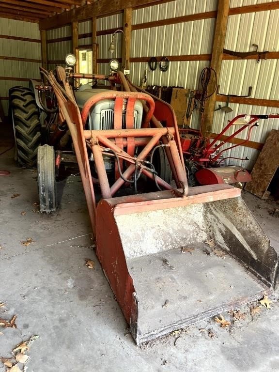 Ford 600 Tractor w/ Bucket Loader