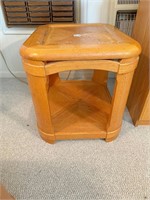 oak end table- matches lot 400