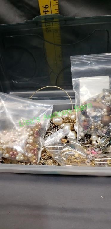 M8xed unsorted vintage jewelry
