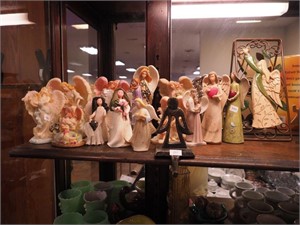 Group of figurines, wall plaques and more,