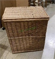Hinged top wicker laundry basket with side