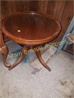 VINTAGE ROUND END TABLE W/ CLAW FEET