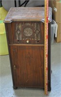 Vintage tube radiio cabinet, see notes