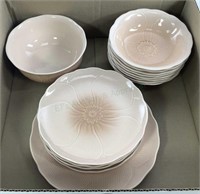 (15pc) Mikasa Spring Amaryllis Dishware