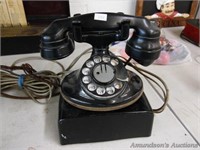 Vintage Telephone w/Telephone Bell