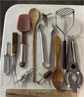 KITCHEN UTENSILS-ASSORTED