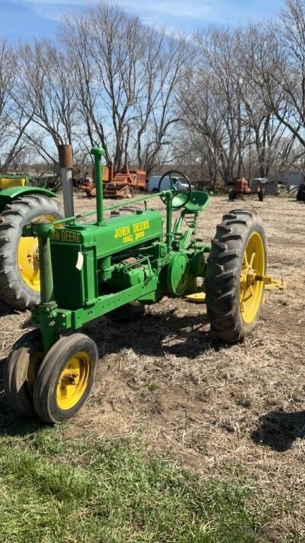 John Deere unstyled B, runs and drives, 12.4-36