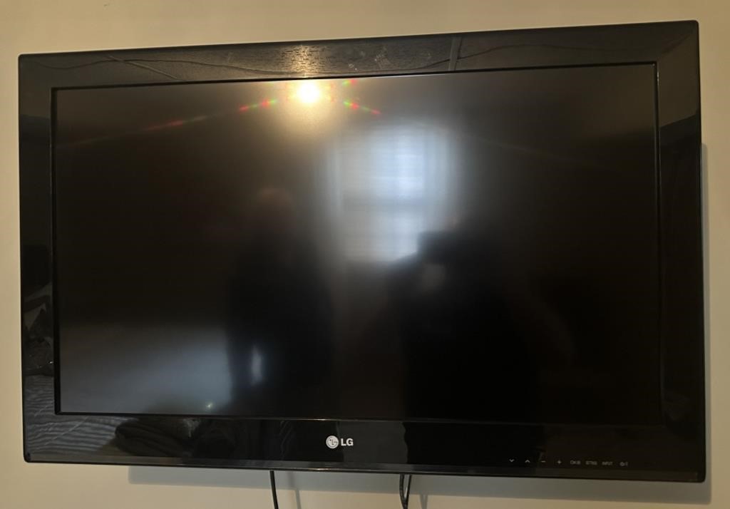 LG 32in Flat Screen TV with Remote Model 32CS460