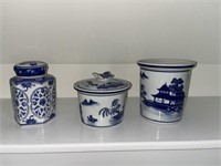 Vtg Chinoiserie Blue & White Vessels & Brush Pot