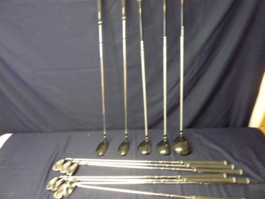 SET OF GOLF CLUBS