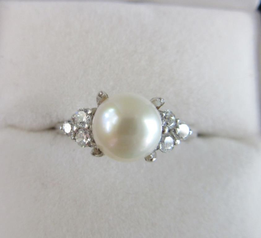 Sterling Silver Pearl & CZ Ring  2.99 grams