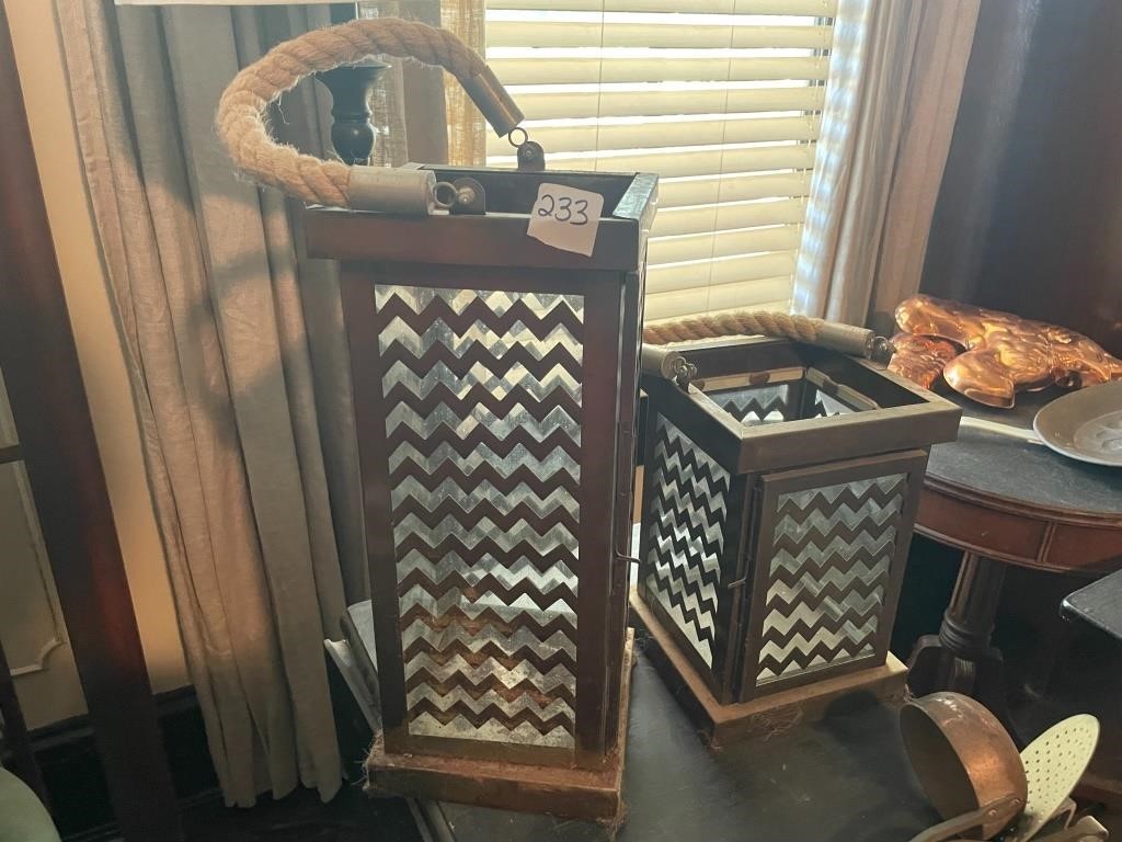 2 decorative lanterns