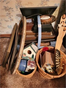 COLLECTION OF HOME DÉCOR: PICTURE FRAMES, BASKETS