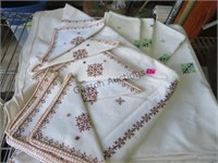 2 EMBROIDERED TABLE LINENS WITH MATCHING NAPKINS