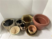 2 Ceramic Pots With Pots Sizes Vary Plastic