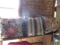 Shelf and tote w/decorative pillows
