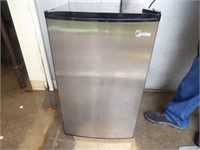 Midea Upright Freezer MODEL: HS-111FB HS-111FW HS-