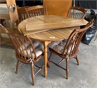 Nice Maple Dining Table & Spindle Back Chairs.
