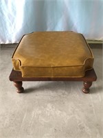 VINTAGE FOOT STOOL IN PEA GREEN COLOR. 17X17