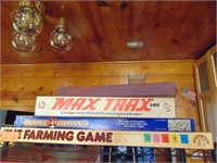 SHELF WITH 3 GAMES AND 3 SIGNS