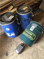 2 PLASTIC DRUMS & GAME COUNTRY FEEDER