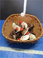 BASKET W/ 12 SANTA METAL NAPKIN HOLDERS