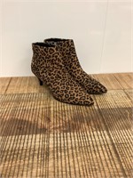 $79  womens sz 5 cheetah bootie