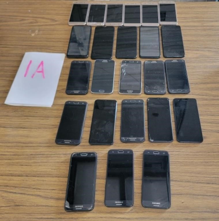 Lot of Samsung phones (24) no charging cords