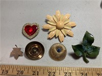 6 vintage pins