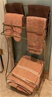 B - BATH TOWELS & TOWEL RACK (P22)