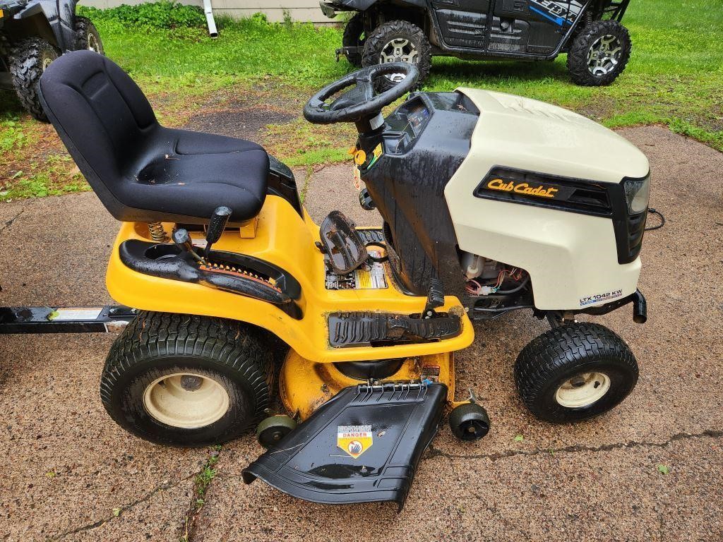 LTX 1042KW V-Twin Cub Cadet hydrostatic mower w/