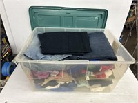 Tub of women’s clothes sizes mostly range Lg-XL